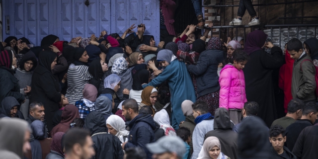 Πλήθος κόσμου προσπαθεί να πάρει φαγητό στη Ράφα, στη Λωρίδα της Γάζας