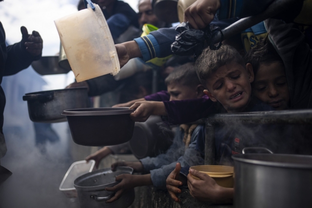 Παιδιά στη Ράφα περιμένουν στην ουρά για φαγητό