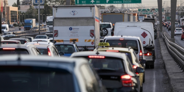 Κίνηση στους δρόμους: Μεγάλες καθυστερήσεις στον Κηφισό λόγω τροχαίου – LIVE Χάρτης