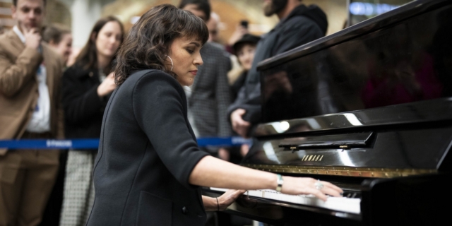 Η Norah Jones στο St Pancras International του Λονδίνου