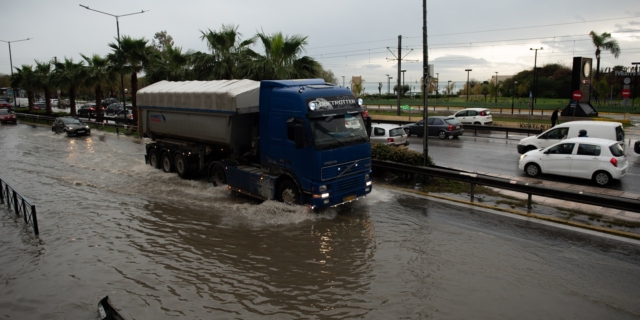 Μία ώρα καταιγίδας ήταν αρκετή για να πλημμυρίσει η Παραλιακή – Εικόνες