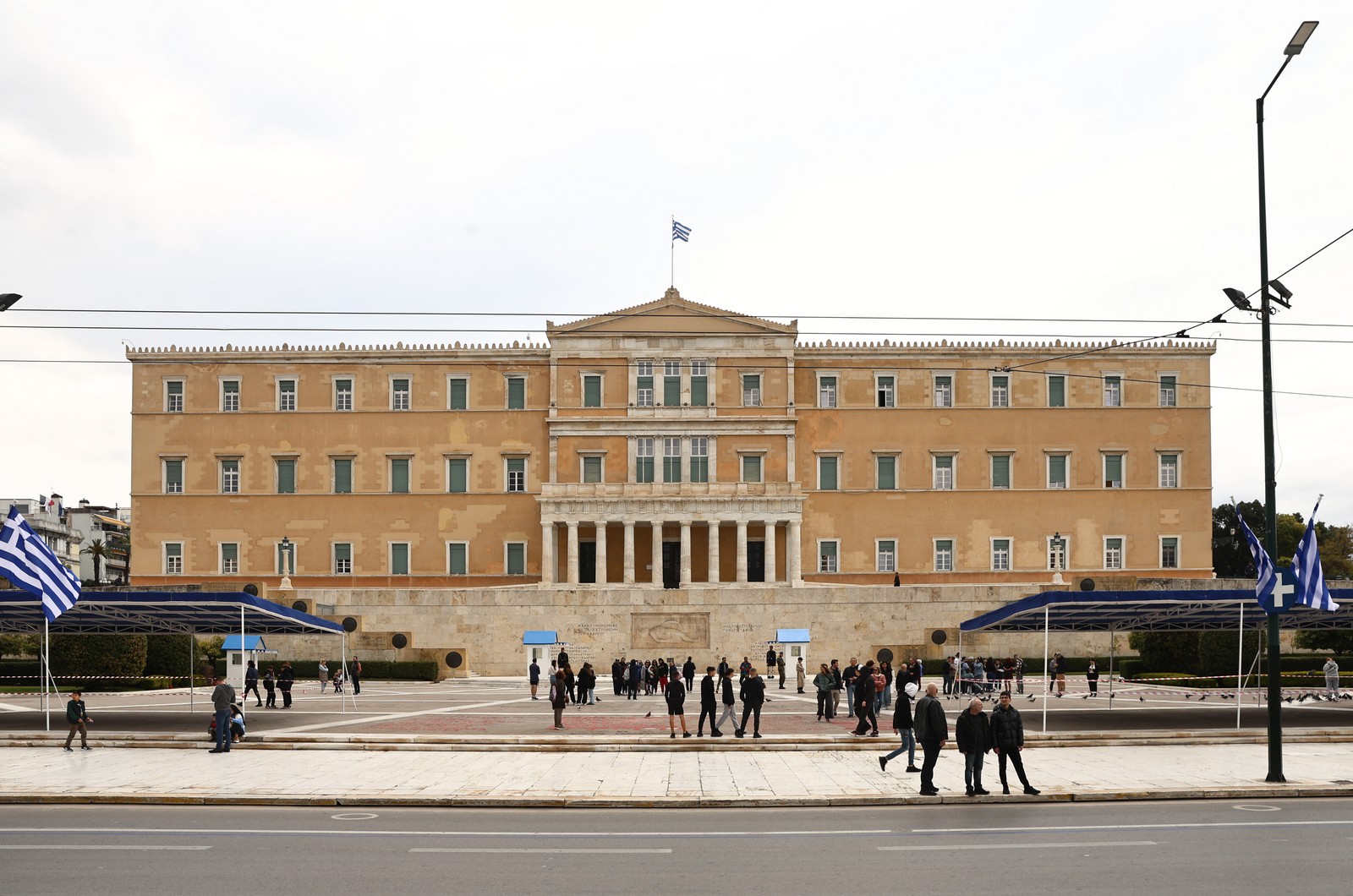 Τα ονόματα των 57 νεκρών στα Τέμπη έξω από τη Βουλή