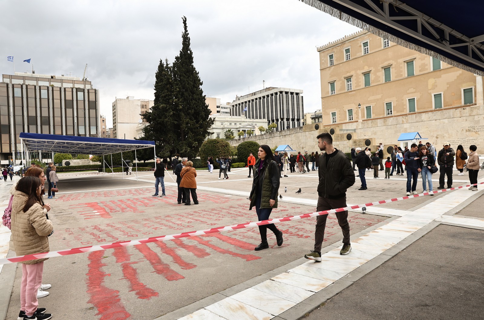 Τα ονόματα των 57 νεκρών στα Τέμπη έξω από τη Βουλή