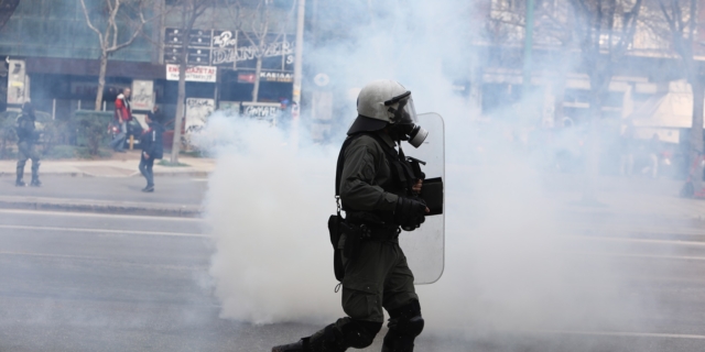 Επεισόδια στη Θεσσαλονίκη, στην πορεία για τον έναν χρόνο από το σιδηροδρομικό δυστύχημα στα Τέμπη