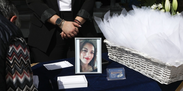 Γυναικοκτονία στους Αγίους Ανάργυρους: Θρήνος στην κηδεία της 28χρονης Κυριακής