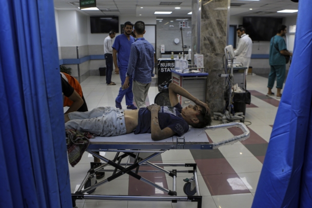 Ένα αγόρι από την Παλαιστίνη βρίσκεται βαριά τραυματισμένο στο νοσοκομείο Αλ Σίφα στη Γάζα (αρχείου)