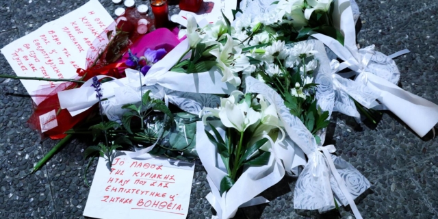 Λουλούδια που κατέθεσαν διαδηλωτές στη συγκέντρωση έξω από το ΑΤ Αγίων Αναργύρων για τη γυναικοκτονία της 28χρονης