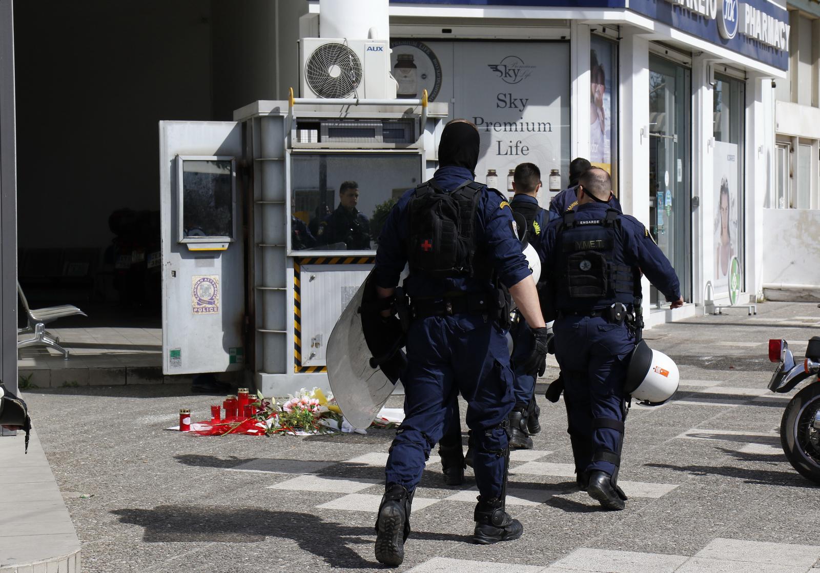 Έξω από το ΑΤ Αγίων Αναργύρων, όπου δολοφονήθηκε η 28χρονη, το βράδυ της Δευτέρας (1/4)