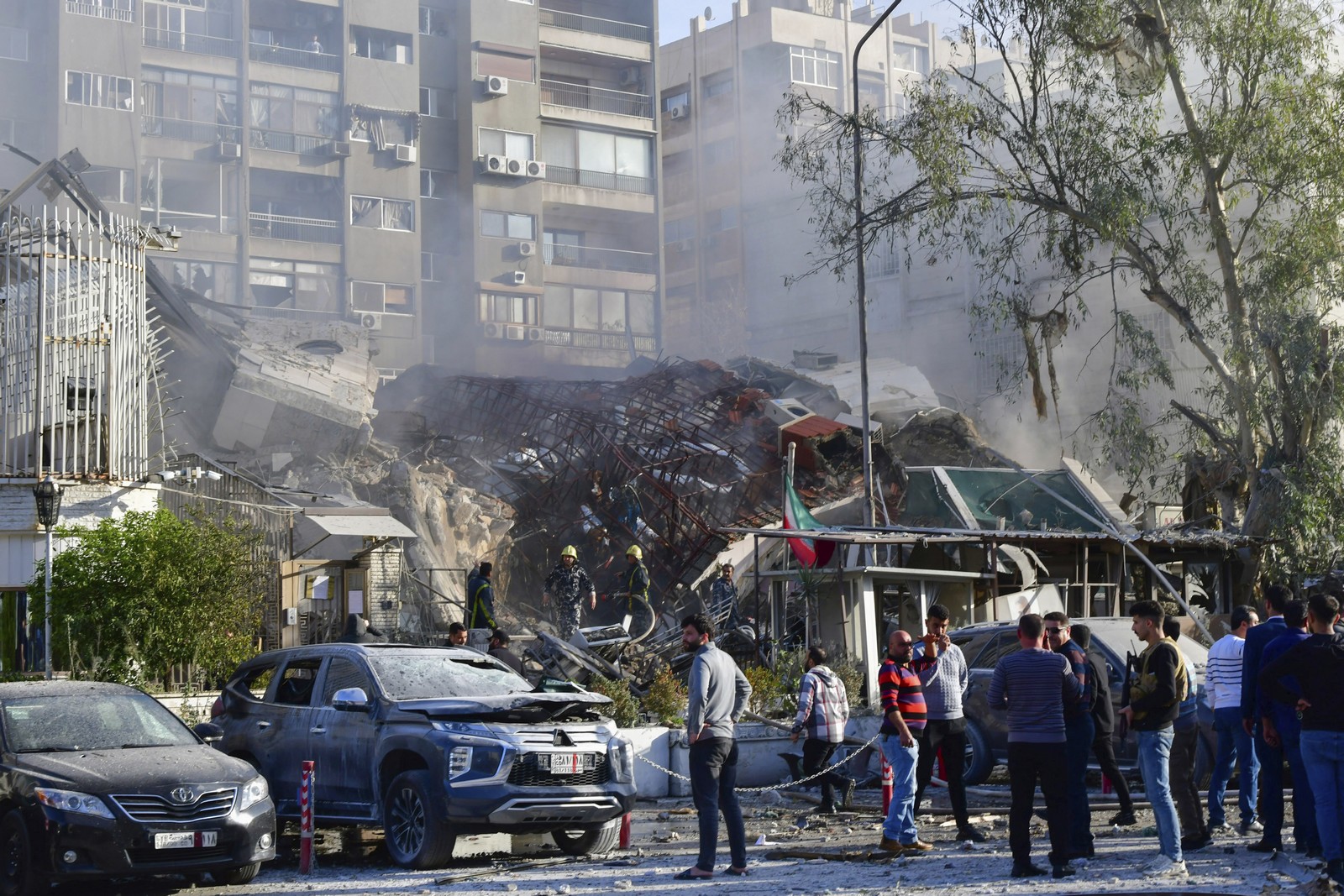 Μια ισραηλινή αεροπορική επιδρομή κατέστρεψε το προξενικό τμήμα της πρεσβείας του Ιράν στη Συρία, σκοτώνοντας έναν ανώτερο Ιρανό στρατιωτικό σύμβουλο και περίπου 7 ακόμα ανθρώπους,