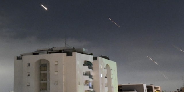 Το ισραηλινό σύστημα αεράμυνας Iron Dome αναχαιτίζει πυραύλους που εκτοξεύθηκαν από το Ιράν