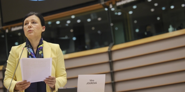 Βιέρα Γιούροβα: Στην Ελλάδα η αντιπρόεδρος της Κομισιόν τη Δευτέρα – Συνάντηση με Μητσοτάκη