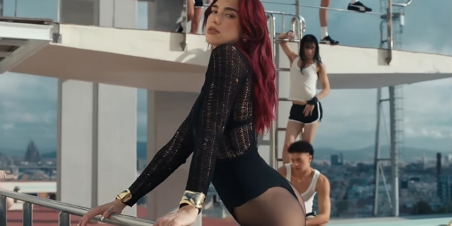 H Dua Lipa δεν ξοδεύτηκε στα ενδυματολογικά του hit του καλοκαιριού