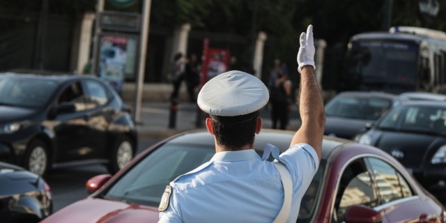 Τροχονόμος ρυθμίζει την κυκλοφορία στο κέντρο της Αθήνας, Πέμπτη 21 Σεπτεμβρίου 2023.