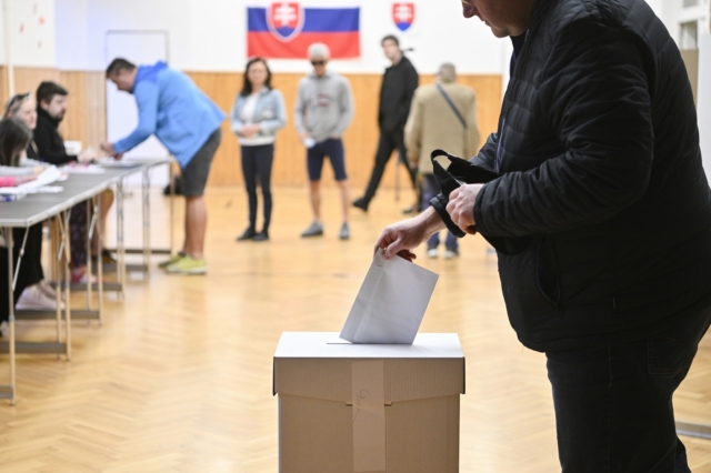 Σλοβακία: Στις κάλπες για τον δεύτερο γύρο των προεδρικών εκλογών