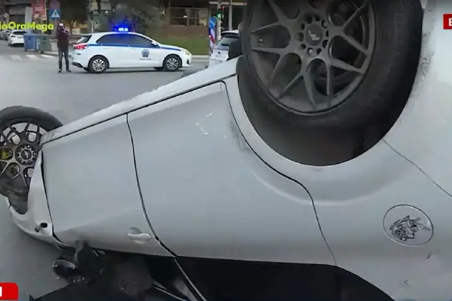 Βίντεο: Ανετράπη αυτοκίνητο μετά από σύγκρουση στη Θεσσαλονίκη