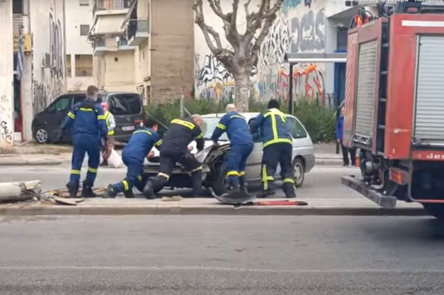 Σοβαρό τροχαίο στη Θεσσαλονίκη: Όχημα “καρφώθηκε” σε κολώνα – Εγκλωβίστηκε ο οδηγός