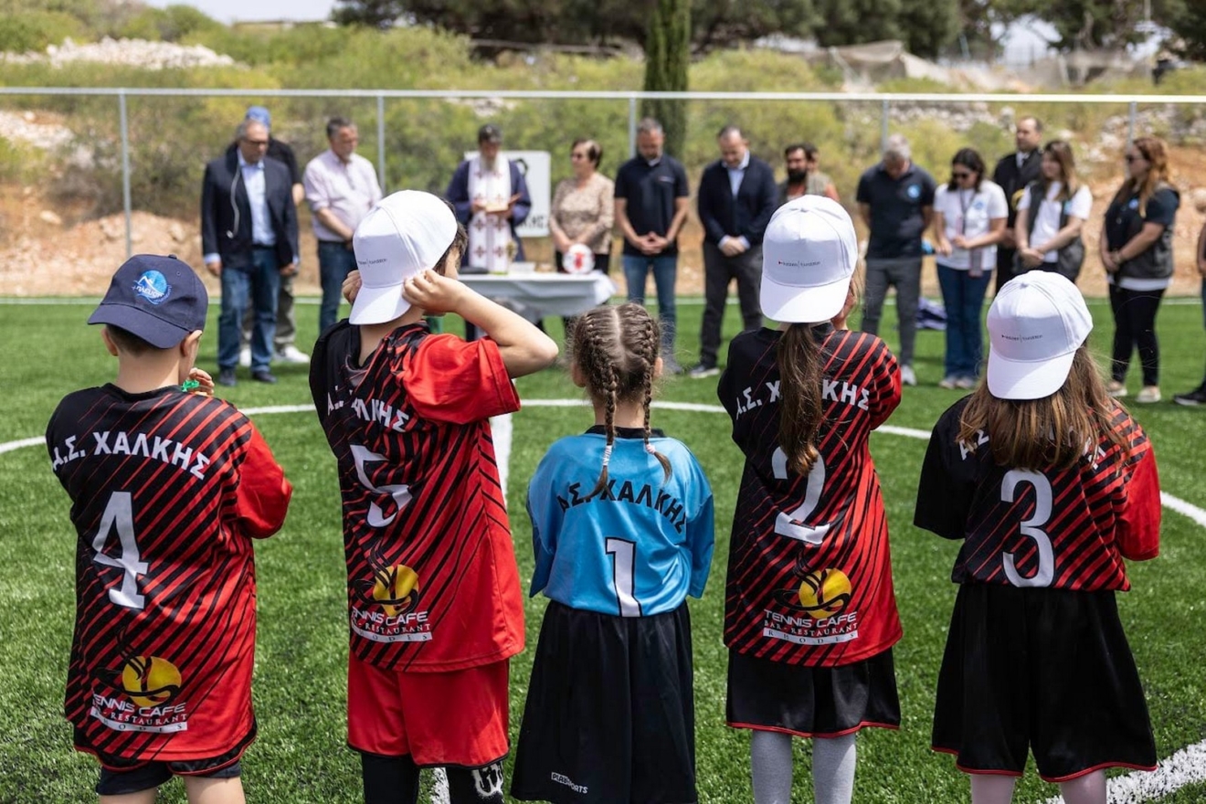 Τα 61 παιδιά της Χάλκης έχουν πλέον γήπεδο ποδοσφαίρου – Το χαμόγελό τους να βλέπατε…