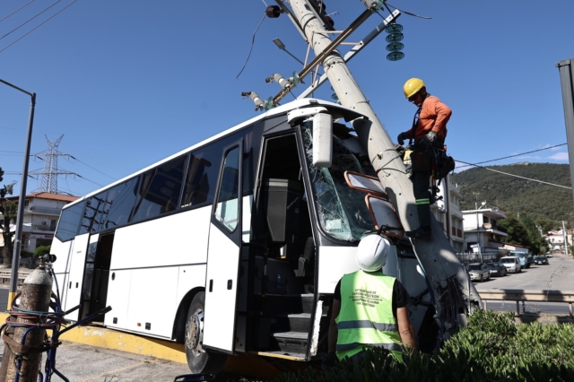 Πούλμαν έπεσε σε κολώνα στη Λαυρίου