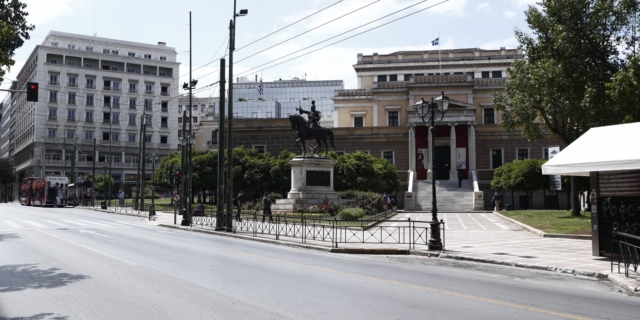 Πάσχα: Έρημη πόλη η Αθήνα – Δείτε εικόνες με τους άδειους δρόμους