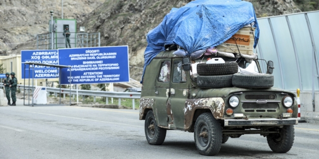 Εθνοτικός Αρμένιος φεύγει από το Ναγκόρνο-Καραμπάχ με προορισμό την Αρμενία