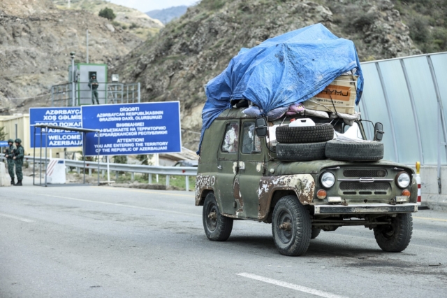 Εθνοτικός Αρμένιος φεύγει από το Ναγκόρνο-Καραμπάχ με προορισμό την Αρμενία