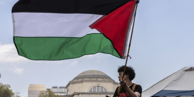 Διαδηλωτής φοιτητής ανεμίζει παλαιστινιακή σημαία στην πανεπιστημιούπολη του Πανεπιστημίου Κολούμπια