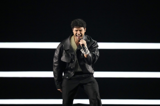 Ο Eric Saade στη σκηνή της Eurovision 2024