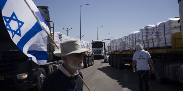 Ισραηλινοί σταματούν κομβόι που μεταφέρουν ανθρωπιστική βοήθεια