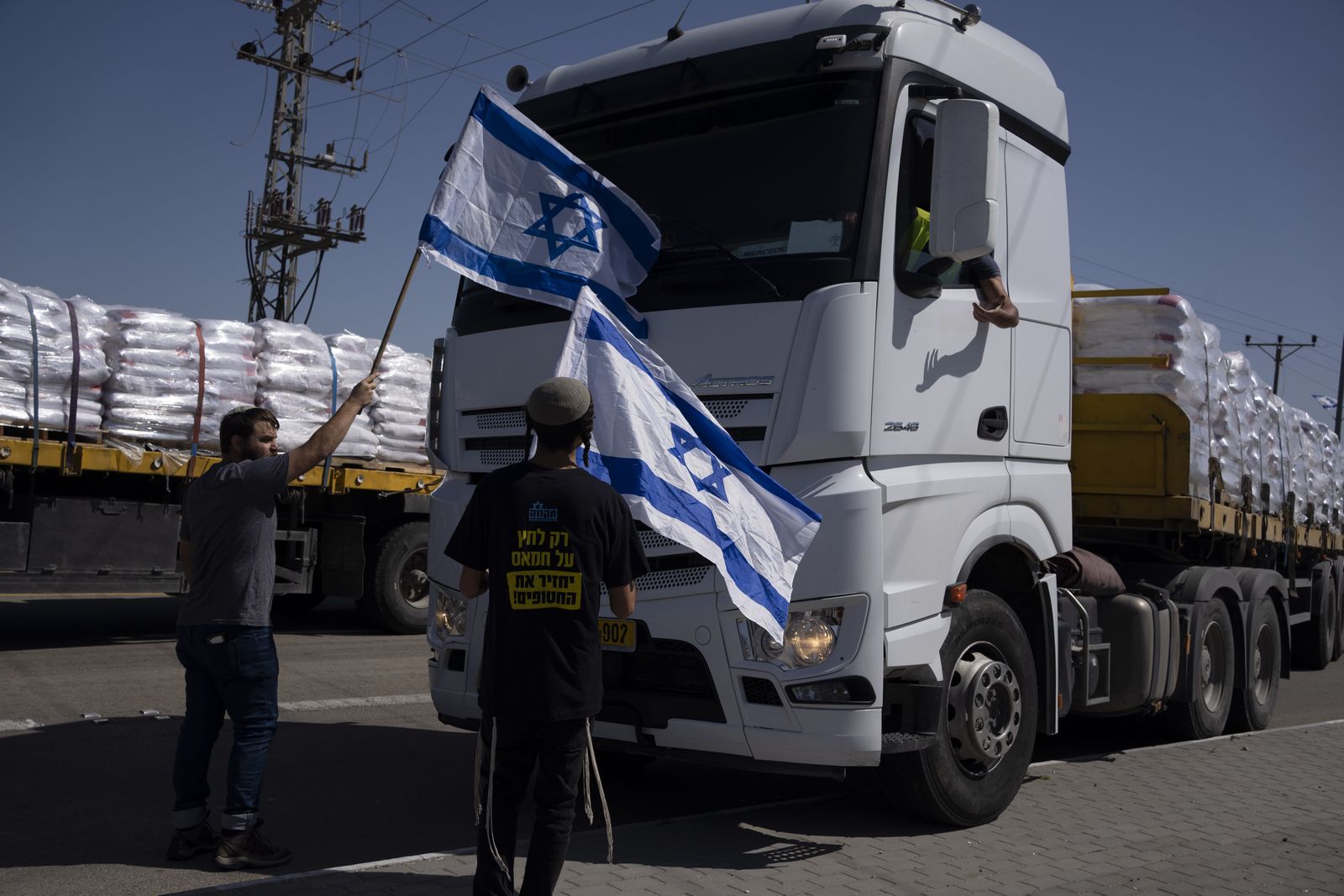 The Israelis prevent humanitarian aid convoys