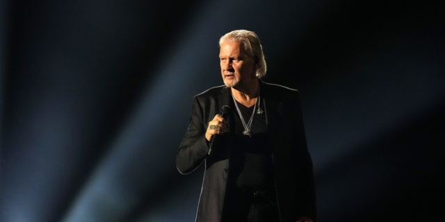 Ο Johnny Logan στη σκηνή της Eurovision 2024