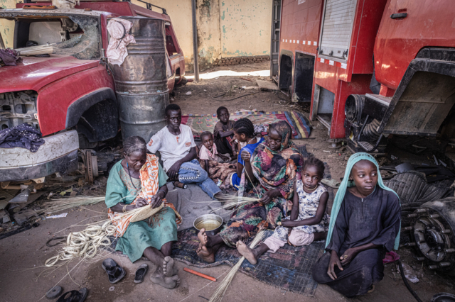 Η Aissa, 50 ετών, με την οικογένειά της έχει βρει καταφύγιο σε έναν εγκαταλελειμμένο και λεηλατημένο πυροσβεστικό σταθμό, Zalingei, Σουδάν.