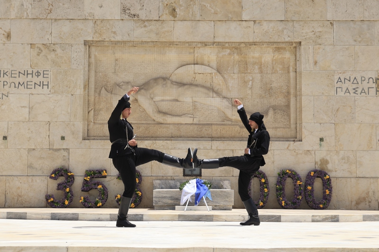 Κατάθεση στεφάνων στο Μνημείο του Αγνώστου Στρατιώτη από την Παμποντιακή Ομοσπονδίας Ελλάδος (ΠΟΕ) και αλλαγή της προεδρικής φρουράς με Πόντιους Εύζωνες για την Ημέρα Μνήμης της Γενοκτονίας των Ελλήνων του Πόντου, Κυριακή 19 Μαΐου 2024