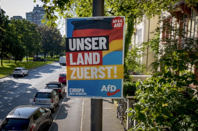 Προεκλογική αφίσα του AfD για τις ευρωεκλογές που γράφει «πρώτα η χώρα μας»