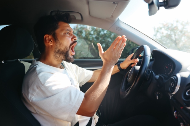 Θυμωμένος οδηγός αυτοκινήτου, μία από τις πιο συχνές εικόνες της καθημερινότητάς μας