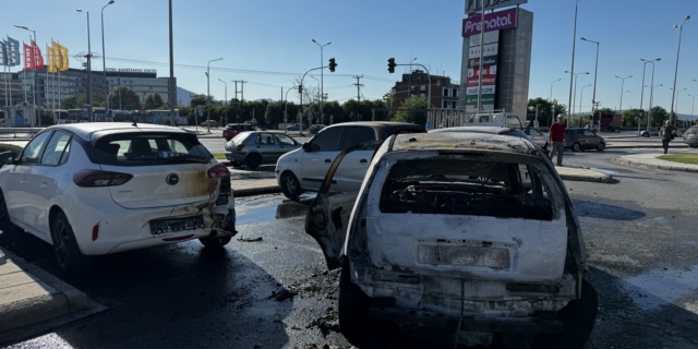 Φωτιά σε αυτοκίνητα στη Θεσσαλονίκη