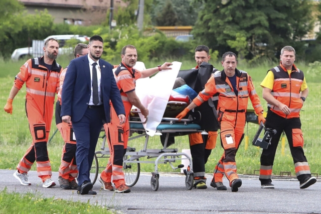 Διασώστες μεταφέρουν τον πρωθυπουργό της Σλοβακίας Robert Fico, ο οποίος πυροβολήθηκε και τραυματίστηκε, σε νοσοκομείο στην πόλη Banska Bystrica, στην κεντρική Σλοβακία, Τετάρτη 15 Μαΐου 2024