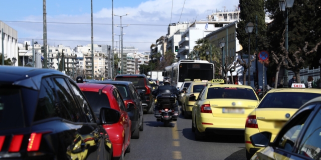 Κίνηση: Απέραντο πάρκινγκ η Αθήνα – Ποιους δρόμους να αποφύγετε