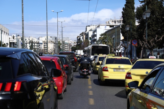 Κίνηση: Απέραντο πάρκινγκ η Αθήνα – Ποιους δρόμους να αποφύγετε