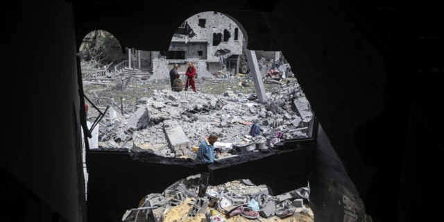 Παλαιστίνιοι στα χαλάσματα της Γάζας