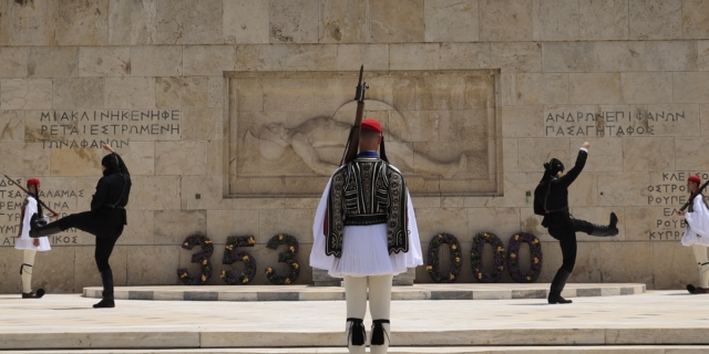 Κατάθεση στεφάνων στο Μνημείο του Αγνώστου Στρατιώτη από την Παμποντιακή Ομοσπονδίας Ελλάδος (ΠΟΕ) και αλλαγή της προεδρικής φρουράς με Πόντιους Εύζωνες για την Ημέρα Μνήμης της Γενοκτονίας των Ελλήνων του Πόντου.