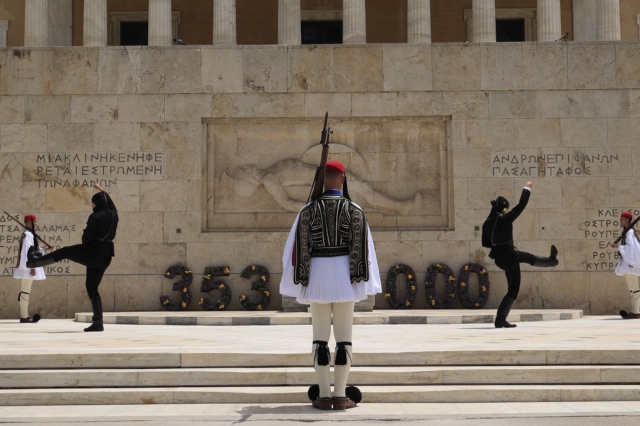 Κατάθεση στεφάνων στο Μνημείο του Αγνώστου Στρατιώτη από την Παμποντιακή Ομοσπονδίας Ελλάδος (ΠΟΕ) και αλλαγή της προεδρικής φρουράς με Πόντιους Εύζωνες για την Ημέρα Μνήμης της Γενοκτονίας των Ελλήνων του Πόντου.