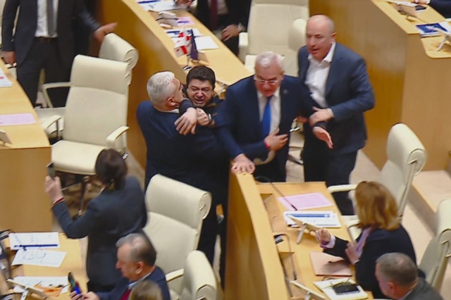 Βίαιο επεισόδιο στη Βουλή της Γεωργίας