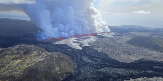Ισλανδία: Εξερράγη και πάλι το ηφαίστειο στη χερσόνησο Ρέικιανες-Eντυπωσιακές εικόνες