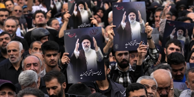 Ο θάνατος του Ραΐσι διχάζει το Ιράν – “Το καθεστώς εδώ δεν θα αλλάξει”