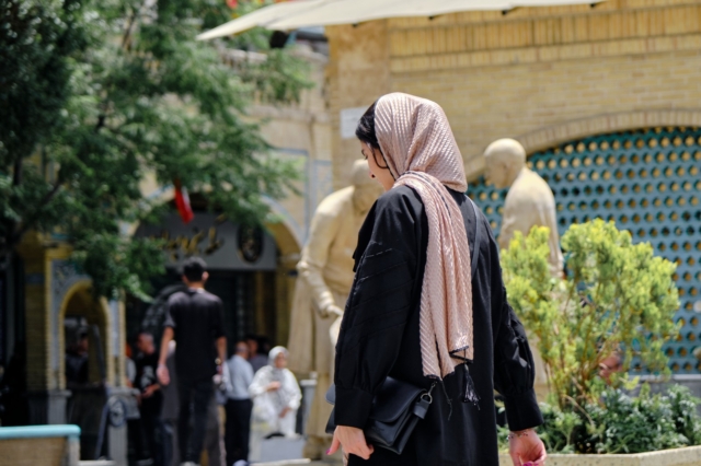 Γυναίκα περπατά στους δρόμους της Τεχεράνης, στο Ιράν