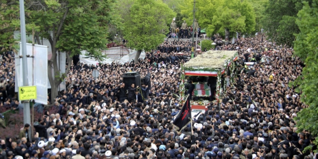 Ιρανοί θρηνούν τον θάνατο του Ραΐσι