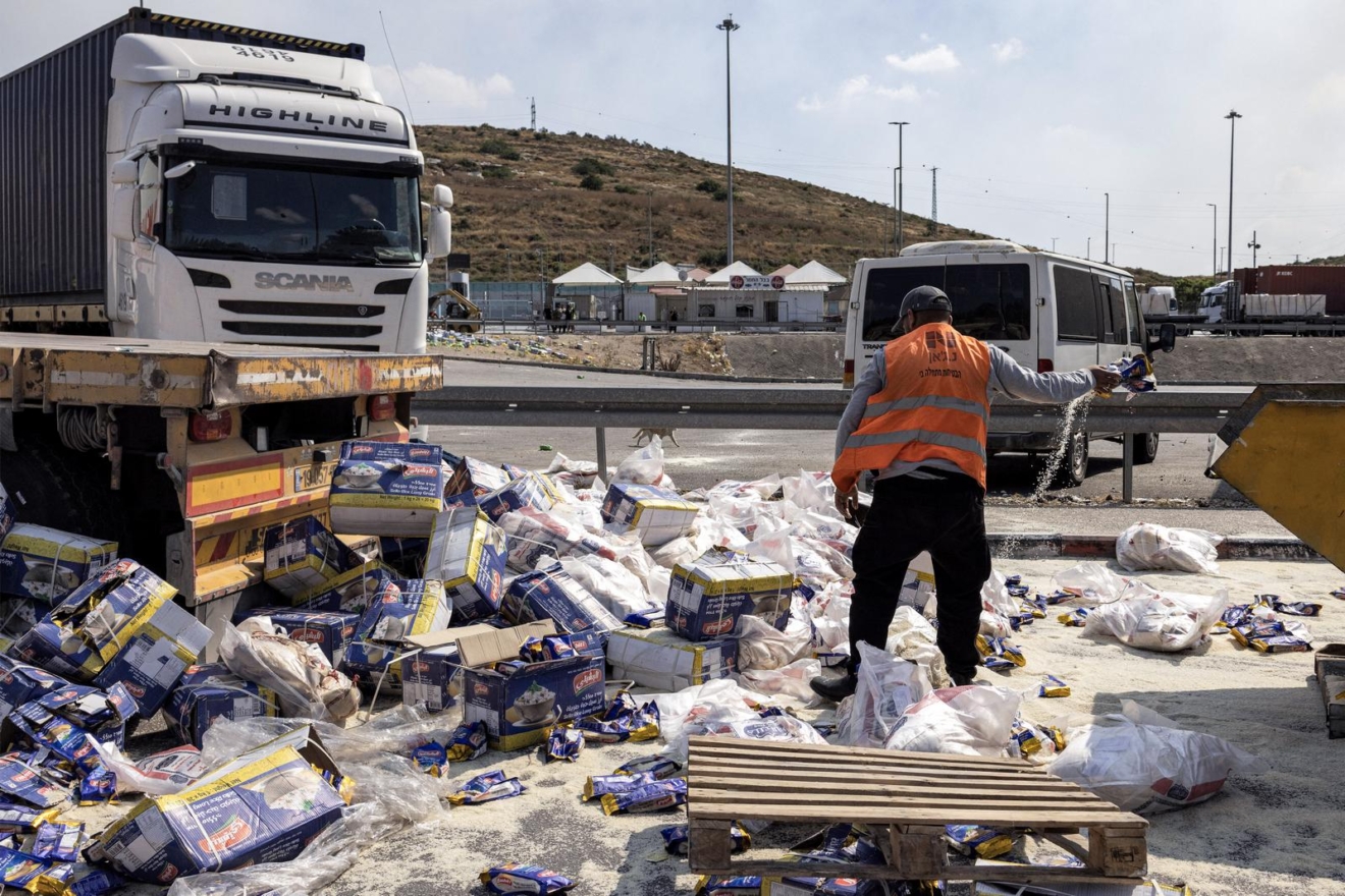 Κατεστραμμένα πακέτα ανθρωπιστικής βοήθειας που προορίζονταν για τη Γάζα, ύστερα από τη βίαιη επέμβαση ισραηλινών διαδηλωτών