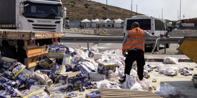 Κατεστραμμένα πακέτα ανθρωπιστικής βοήθειας που προορίζονταν για τη Γάζα, ύστερα από τη βίαιη επέμβαση ισραηλινών διαδηλωτών