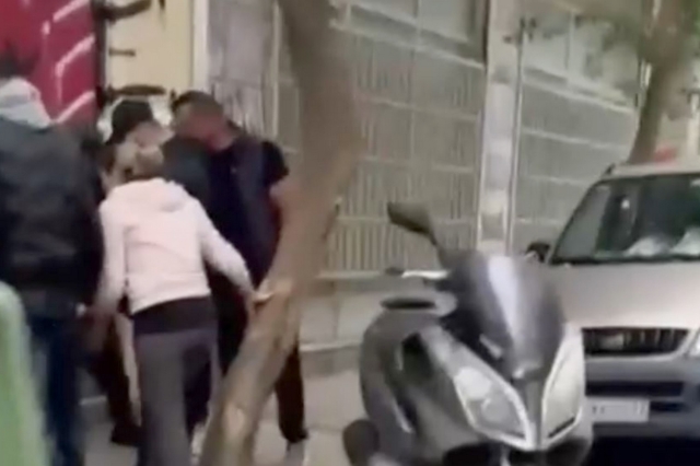 Κυψέλη: Η στιγμή που κάτοικοι ακινητοποιούν τον οδηγό του τζιπ που εμβόλισε πάνω από 10 οχήματα – Βίντεο