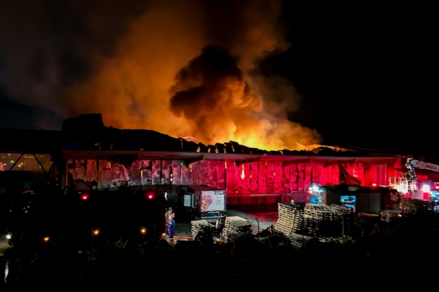 Πυρκαγιά στο εργοστάσιο "Γιαννίτσης" στη Λαμία
